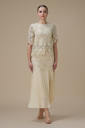 طقم دانتيل سكري مع تنورة بليسيه أنيقة