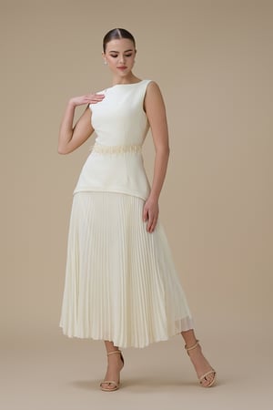 فستان ماكسي بيج بتنورة بليسيه وتفاصيل خرزية