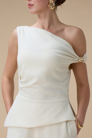 جمبسوت بكتف واحد وبنطال واسع