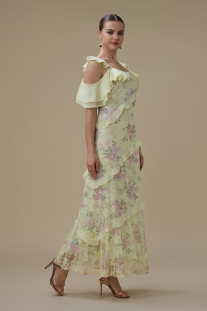 فستان دانتيل أصفر فاتح طويل بطبقات كشكش