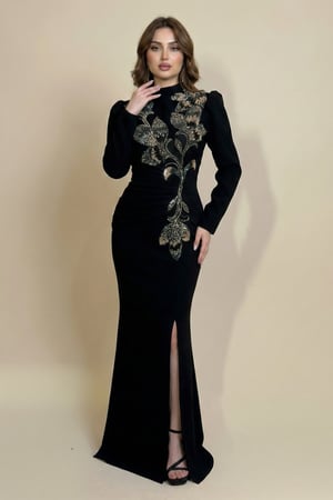 فستان سهرة أسود طويل بتطريز ورود