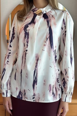 بلوزة بطبعة ماربل مميزة بياقة انيقة لون بيج