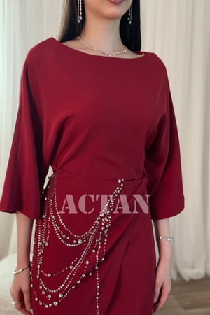 فستان طويل مزين بالكريستال لون عنابي