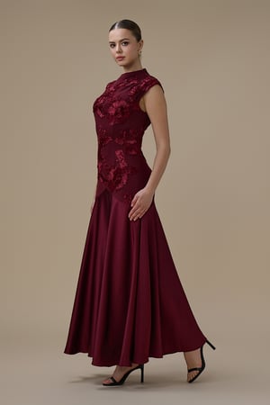 فستان برغندي طويل بتطريز زهري