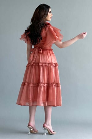 فستان بطيقات كشكش بخصر مطرز بكريستال لون طوبي