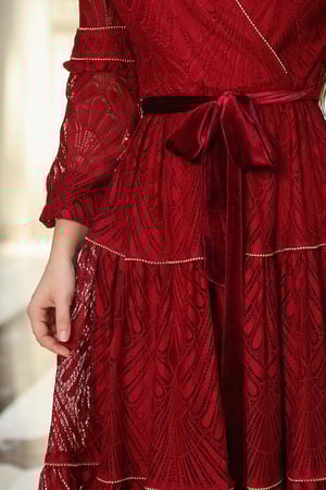 فستان ميدي دانتيل برباط عالخصر لون كستنائي