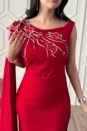 فستان بوشاح بتطريز أبلكية ورد لون أحمر