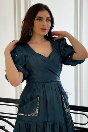 فستان ميدي ساتان لامع مطرز لون تركواز