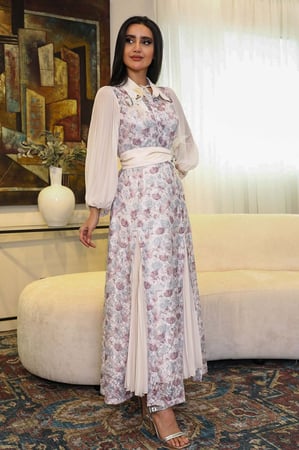 فستان ماكسي دانتيل بحزام مزين بكرستال وريش لون بيج