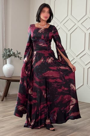 فستان ماكسي ساتان بأكمام كيب لون عنابي