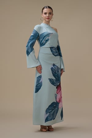 فستان طويل ازرق فاتح بنقشة زهرية بتصميم كتف واحد