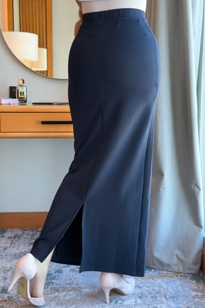 تنورة طويلة ضيقة ببروش عالخصر لون كحلي