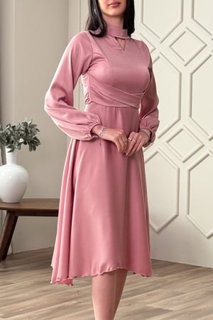 فستان انيق كلوش بياقة عالية لون وردي