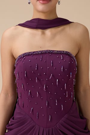 فستان بنفسجي طويل مع شال بتصميم درابيه