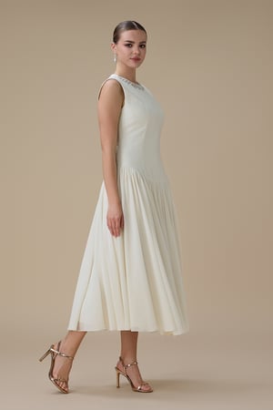 فستان ميدي سكري مرصعة بالكريستال