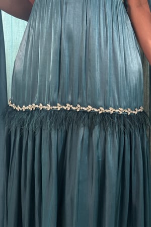 فستان ميتاليك مطرز بكريستال بتصميم كيب لون تركواز