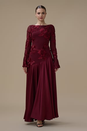 فستان برغندي طويل مطرز بأكمام شفافة