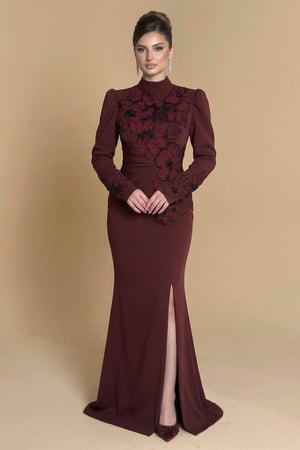 فستان طويل برغندي بتطريز ورود