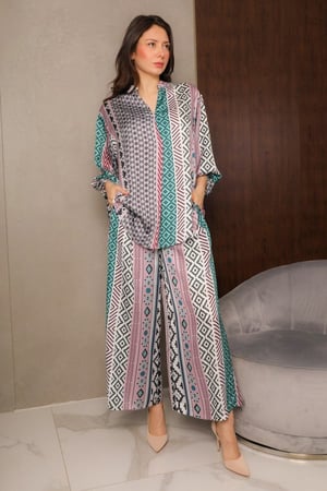 طقم بطبعات منوعة قطعتين بنطلون وبلوزة