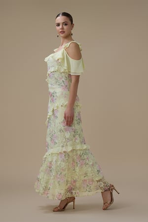 فستان دانتيل أصفر فاتح طويل بطبقات كشكش