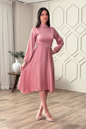 فستان انيق كلوش بياقة عالية لون وردي