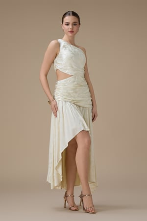 فستان ميدي سكري بتصميم كتف واحد وقصة غير متماثلة