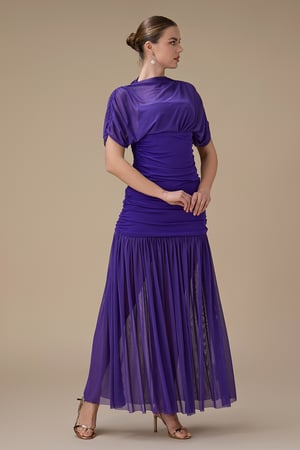 فستان بنفسجي طويل بتصميم درابيه