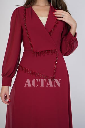 فستان طويل مزين بهدب لون عنابي