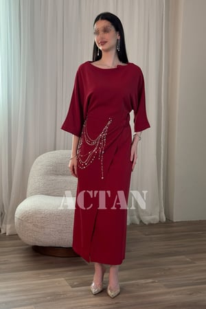 فستان طويل مزين بالكريستال لون عنابي