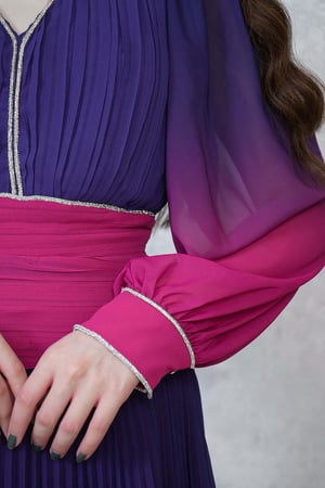 فستان شيفون طويل بليسيه مزين بالفصوص الفضية