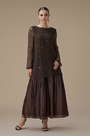 فستان طويل بني بطبقتين مع حزام أنيق