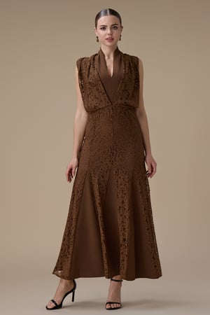 فستان طويل بني دانتيل بياقة هالتلر