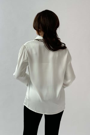 بلوزة ساتان بربطة عنق بنقش نمري لون سكري