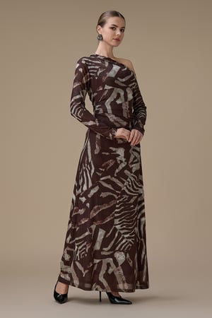 فستان بني طويل بتصميم كتف واحد