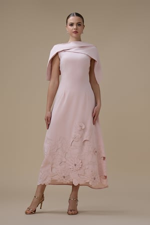 فستان ماكسي وردي بتطريز زهري