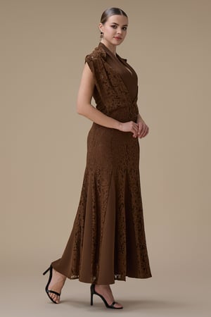 فستان طويل بني دانتيل بياقة هالتلر