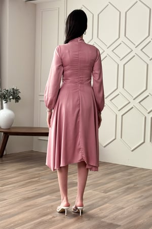 فستان انيق كلوش بياقة عالية لون وردي