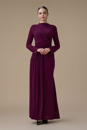 فستان طويل بنفسجي بكسرات جانبية