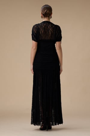 فستان أسود ماكسي دانتيل بأكمام قصيرة