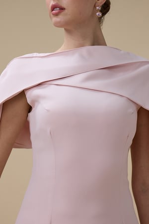 فستان ماكسي وردي بتطريز زهري