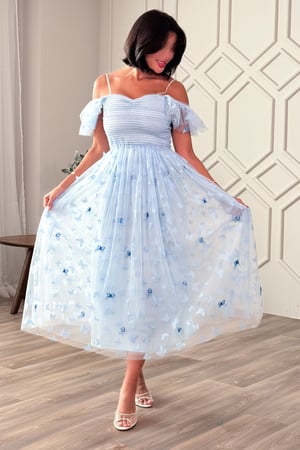 فستان ميدي تول بطبعة فراشات لون أزرق فاتح