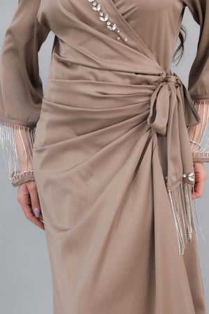فستان برباط من الخصر مطرز بكريستال لون بيج
