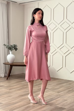 فستان انيق كلوش بياقة عالية لون وردي