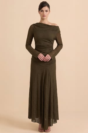 فستان زيتي طويل لامع بكتف مكشوف