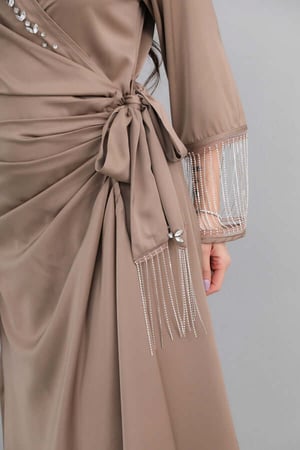 فستان برباط من الخصر مطرز بكريستال لون بيج