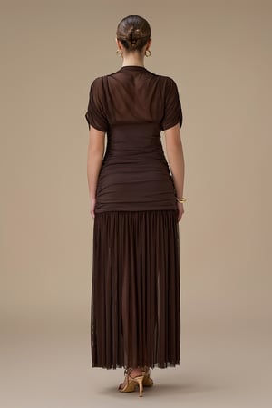 فستان بني طويل بتصميم درابيه