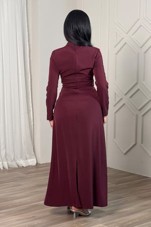 فستان ماكسي بثنيات علي الخصر لون عنابي