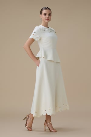 طقم تنورة ميدي سكري بتفاصيل زهور ثلاثية الأبعاد