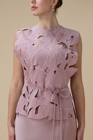 فستان وردي من قطعتين بتطريز ثلاثي الأبعاد