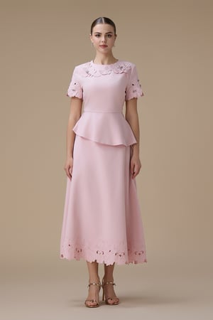 طقم تنورة ميدي وردي بتفاصيل زهور ثلاثية الأبعاد